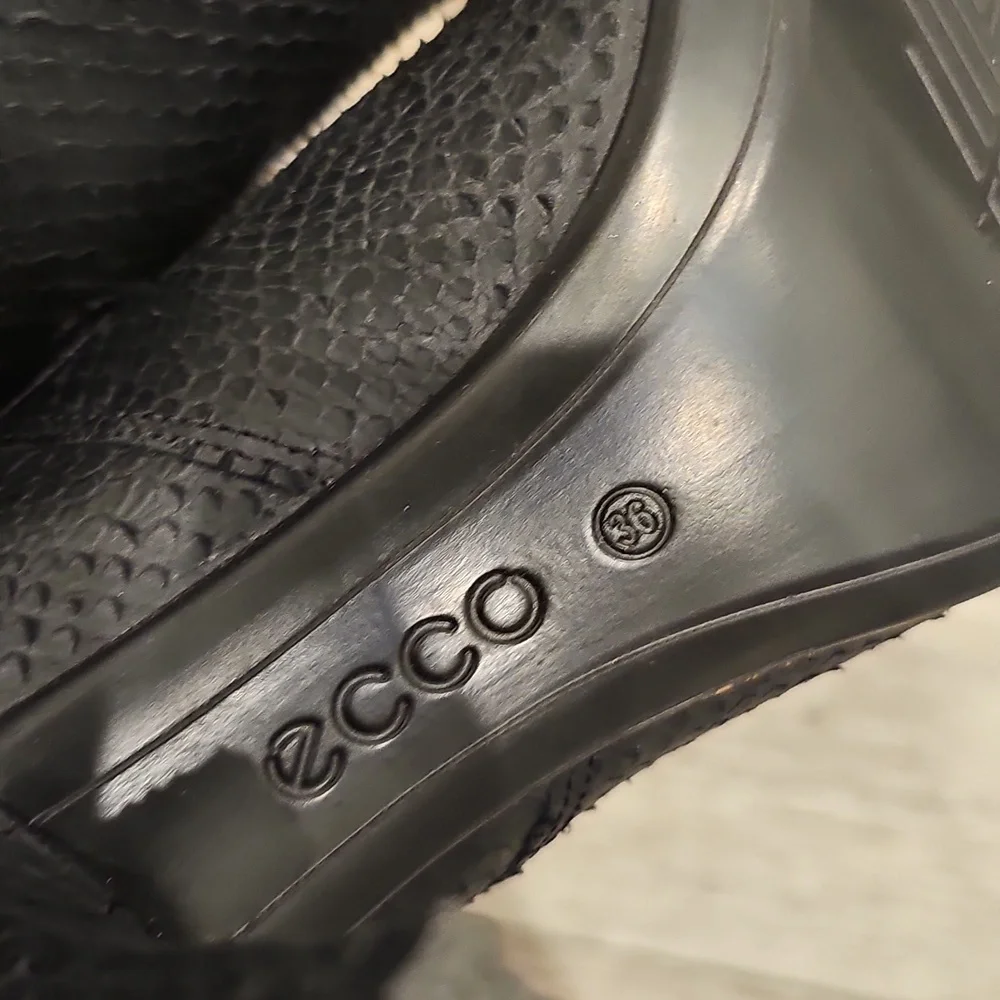 [Like New] ECCO Black Leather Snakeskin Textured Ankle Booties Sz 36